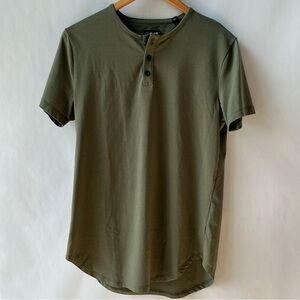 CUTS AO Short Sleeve Henley Elongated Olive Green Tee Men’s Medium